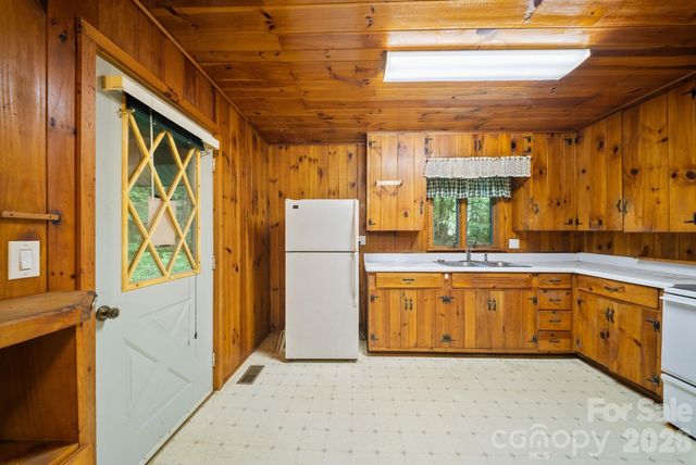 65 Gurney Franklin Road, Newland, NC 28657