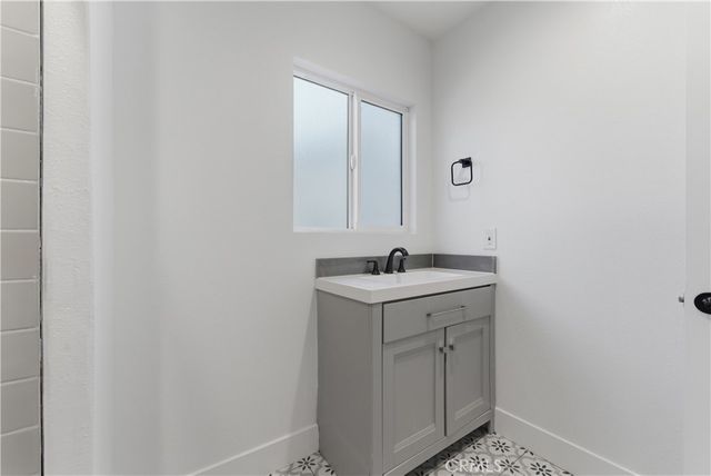 6011 Arlington, Los Angeles, CA 90043