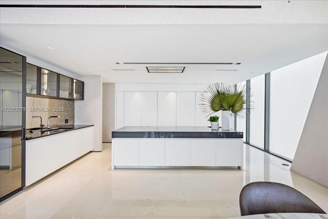 1000 Biscayne Boulevard 4102, Miami, FL 33132