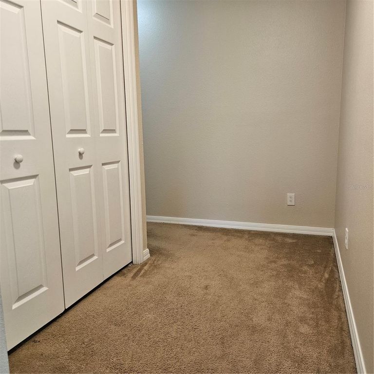 Image 18 of property listing at 752 CRESTING OAK CIRCLE 64, Orlando, FL 32824