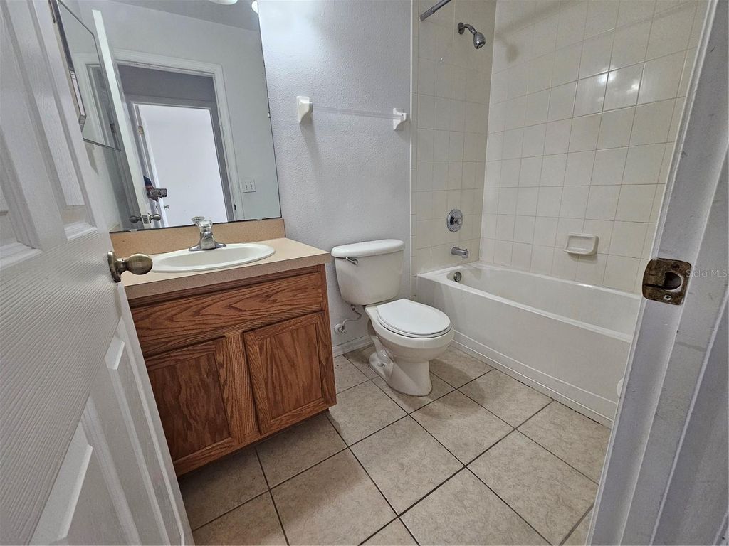 Image 27 of property listing at 752 CRESTING OAK CIRCLE 64, Orlando, FL 32824