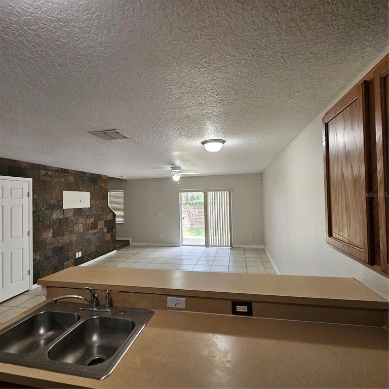 Image 4 of property listing at 752 CRESTING OAK CIRCLE 64, Orlando, FL 32824