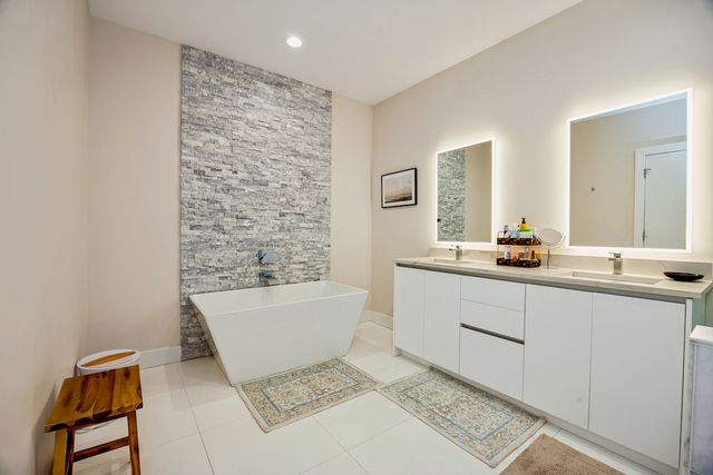 731 W 17th Street 1E, Chicago, IL 60616