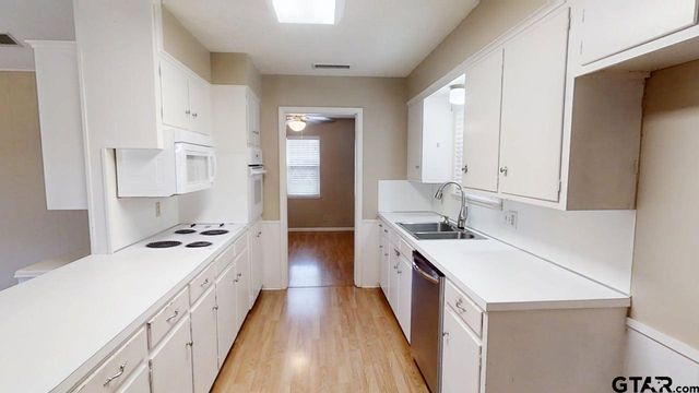 429 Holiday Ln, Tyler, TX 75703