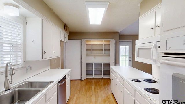 429 Holiday Ln, Tyler, TX 75703