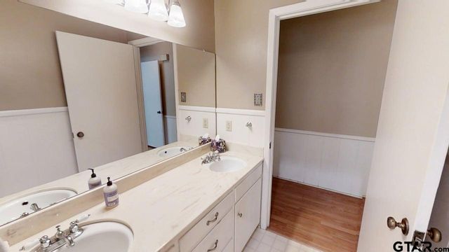 429 Holiday Ln, Tyler, TX 75703