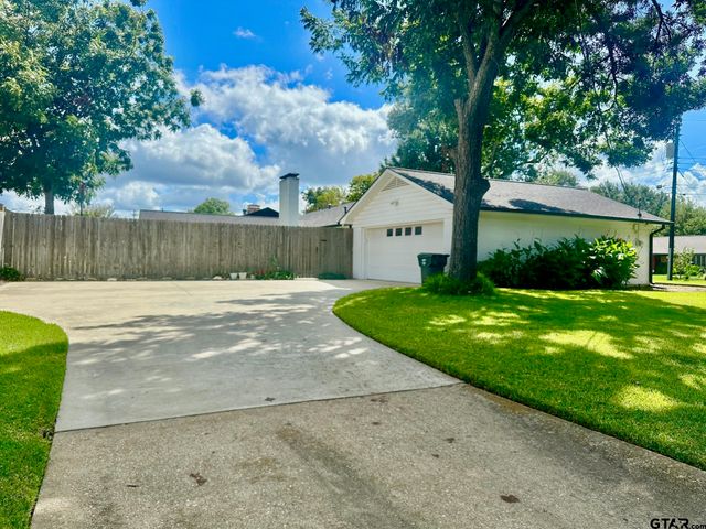 429 Holiday Ln, Tyler, TX 75703