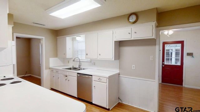 429 Holiday Ln, Tyler, TX 75703