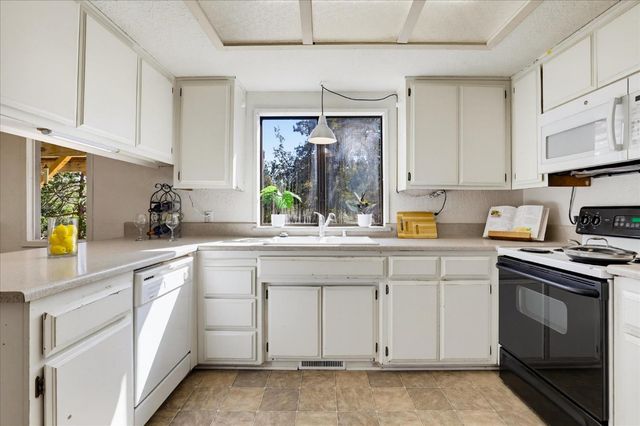 12327 Elizabeth Way, Grass Valley, CA 95949