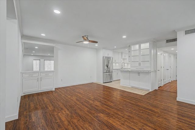 7575 Katy Freeway 4, Houston, TX 77024