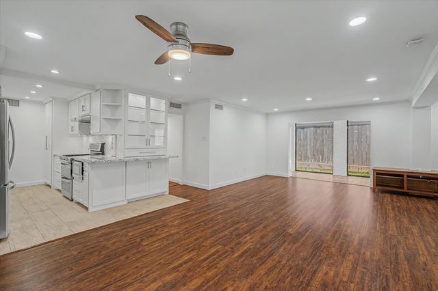 7575 Katy Freeway 4, Houston, TX 77024