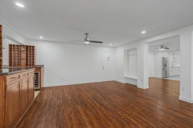 7575 Katy Freeway 4, Houston, TX 77024