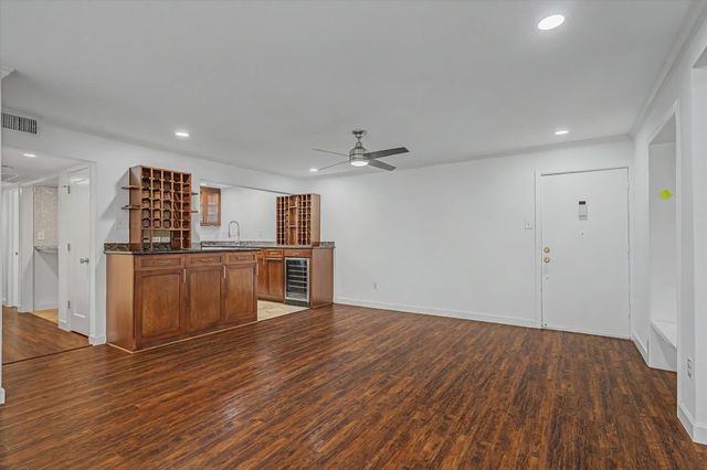 7575 Katy Freeway 4, Houston, TX 77024