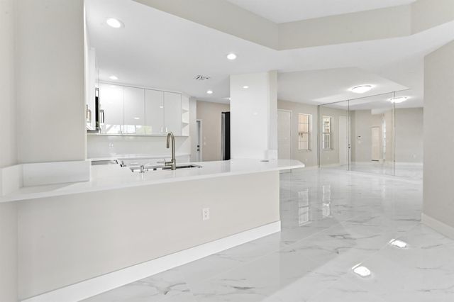 12510 Crystal Pointe Drive 102, Boynton Beach, FL 33437