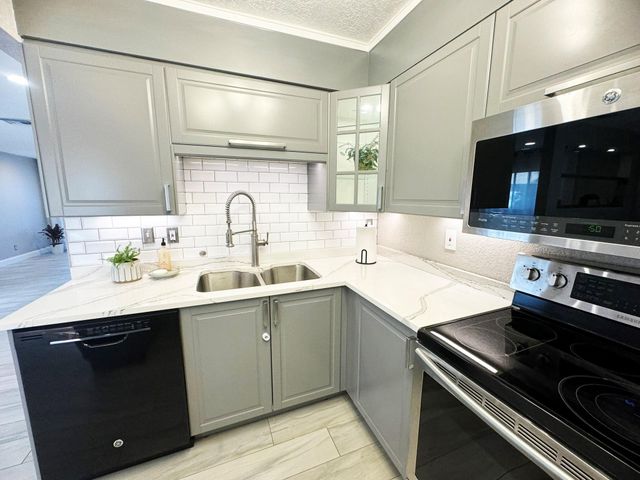 321 Sandtree Drive, Palm Beach Gardens, FL 33403