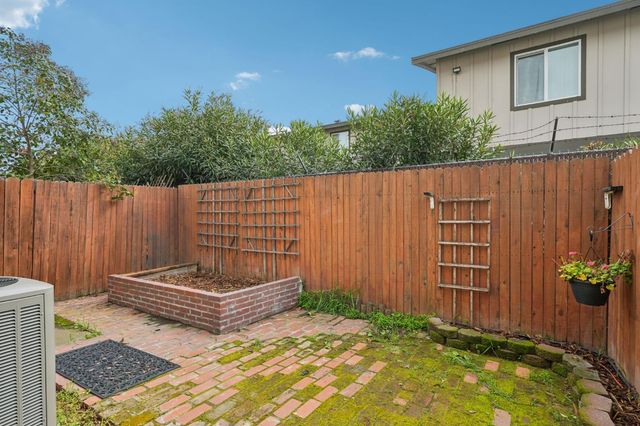 1353 Hood Rd, Sacramento, CA 95825