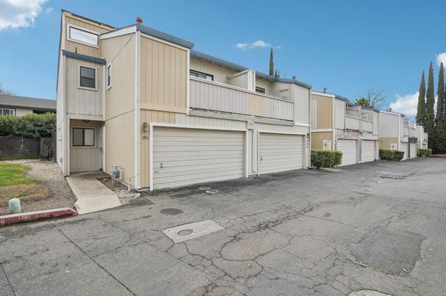 1353 Hood Rd, Sacramento, CA 95825