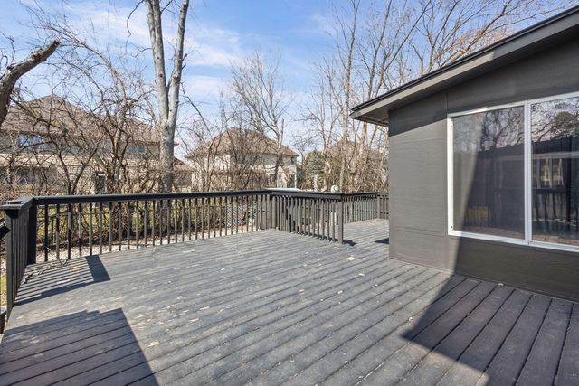 1100 Hidden Lake Drive, Buffalo Grove, IL 60089