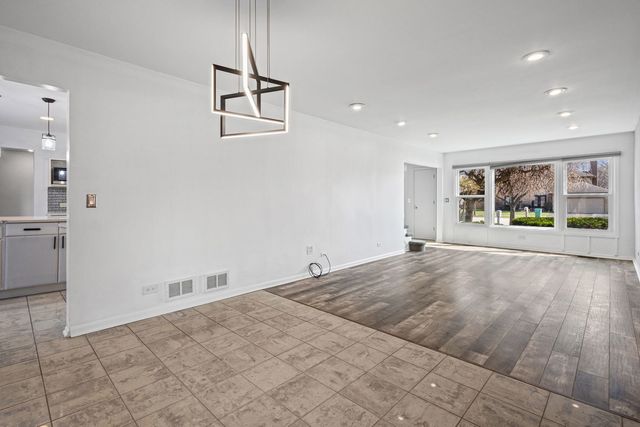 1100 Hidden Lake Drive, Buffalo Grove, IL 60089