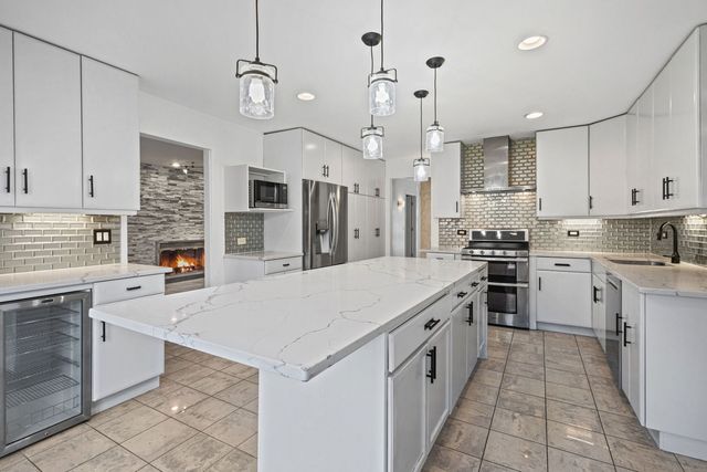 1100 Hidden Lake Drive, Buffalo Grove, IL 60089