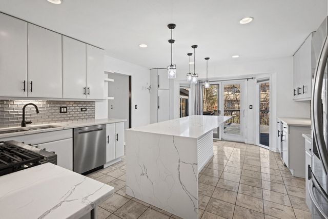 1100 Hidden Lake Drive, Buffalo Grove, IL 60089