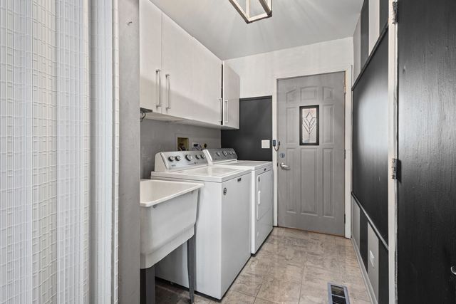 1100 Hidden Lake Drive, Buffalo Grove, IL 60089