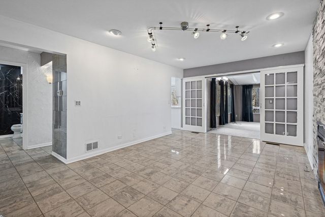 1100 Hidden Lake Drive, Buffalo Grove, IL 60089