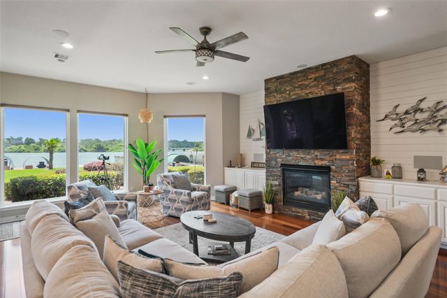 127 W Palm Boulevard, Montgomery, TX 77356