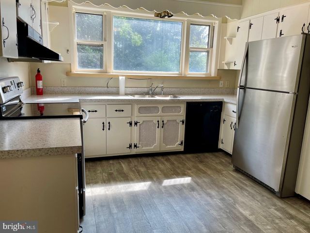 692 LENNI RD, Aston, PA 19014