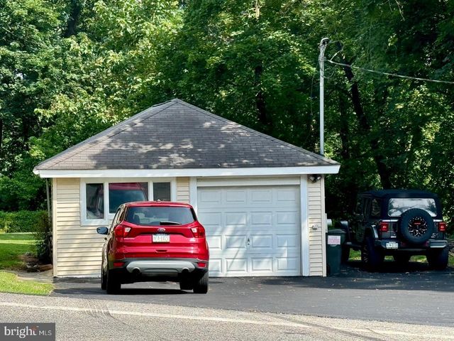 692 LENNI RD, Aston, PA 19014