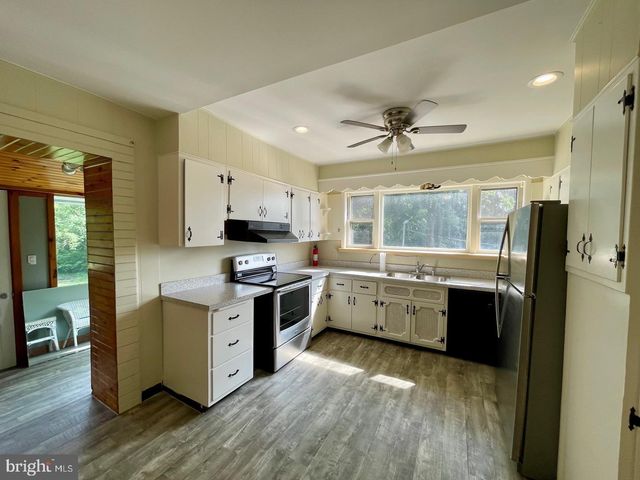 692 LENNI RD, Aston, PA 19014