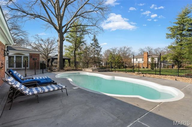 1855 Ironstone Road, Des Peres, MO 63131