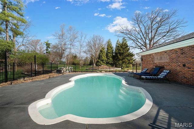 1855 Ironstone Road, Des Peres, MO 63131