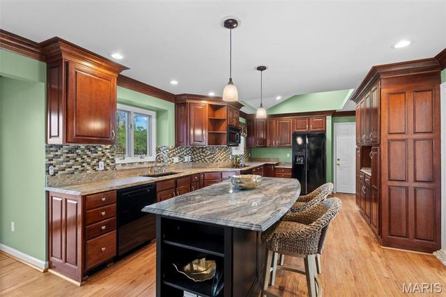 1855 Ironstone Road, Des Peres, MO 63131