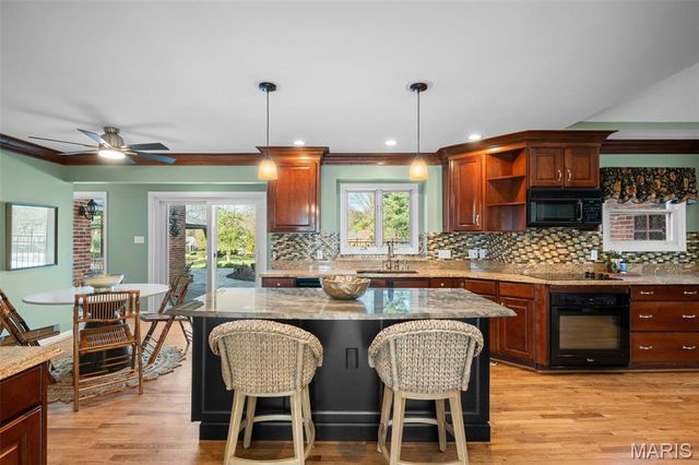 1855 Ironstone Road, Des Peres, MO 63131