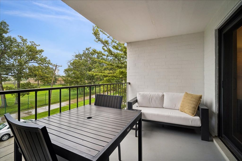 500 Lake View Avenue 2B, Highwood, IL 60040 — photo 3