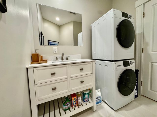 4 Bay Street 2, Hull, MA 02045