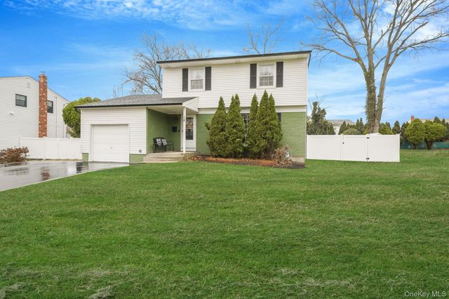 18 Enfield Lane, Kings Park, NY 11754