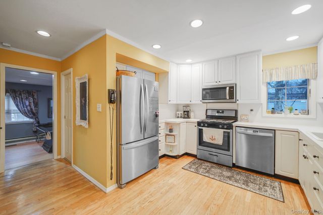 18 Enfield Lane, Kings Park, NY 11754