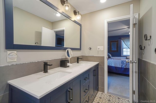 18 Enfield Lane, Kings Park, NY 11754