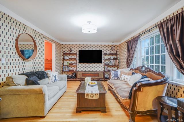 18 Enfield Lane, Kings Park, NY 11754