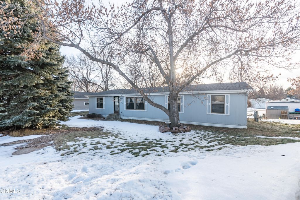 4337 Drake Drive, Bismarck, ND 58503