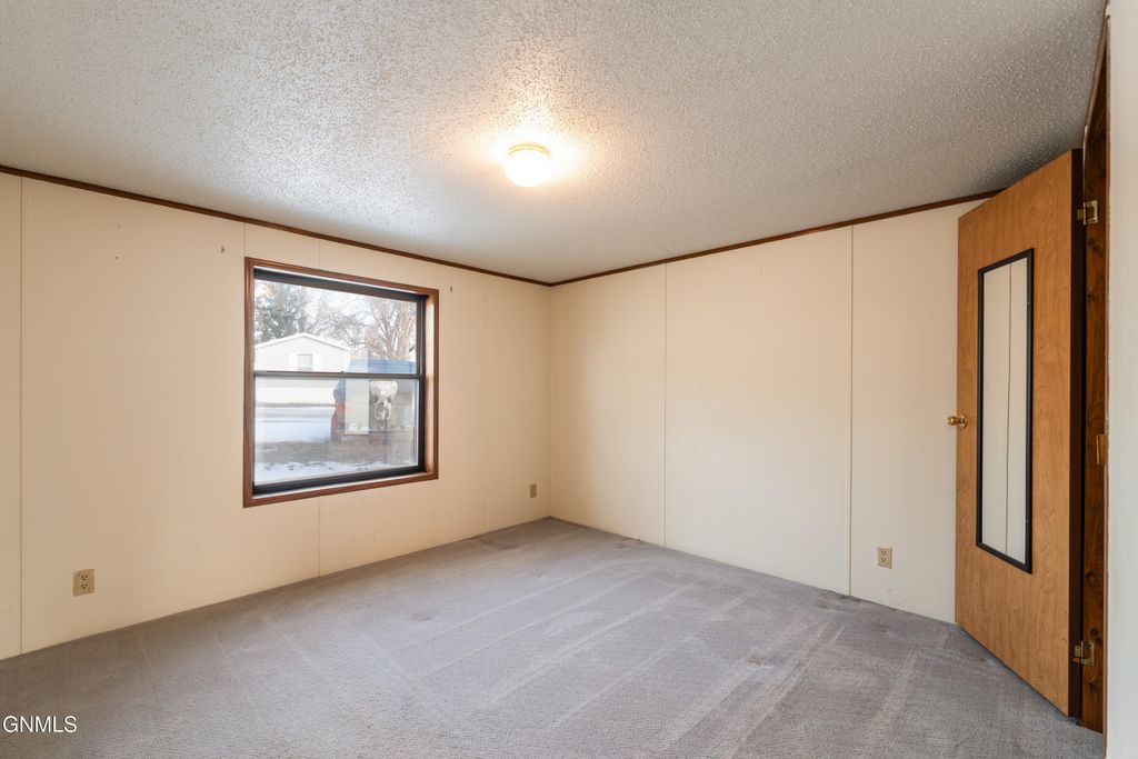 4337 Drake Drive, Bismarck, ND 58503 photo 19