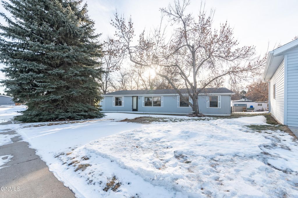 4337 Drake Drive, Bismarck, ND 58503 photo 2