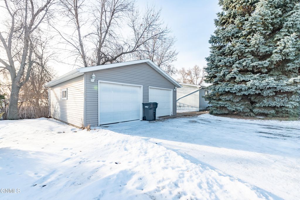 4337 Drake Drive, Bismarck, ND 58503 photo 4