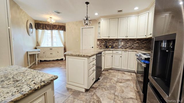 173 Colony Drive, Holbrook, NY 11741