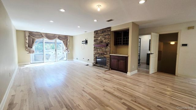 173 Colony Drive, Holbrook, NY 11741
