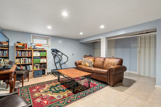 15 Loveland St 15, Brookline, MA 02445