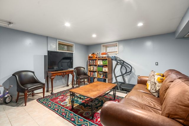 15 Loveland St 15, Brookline, MA 02445