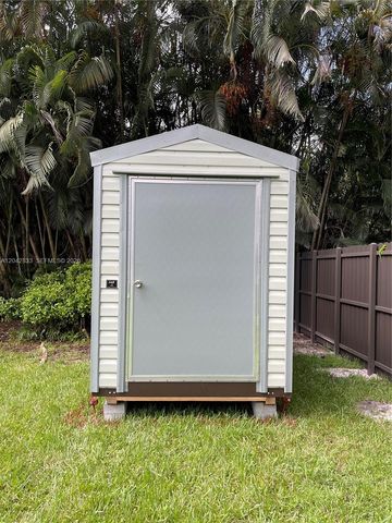 10751 SW 48th St, Davie, FL 33328